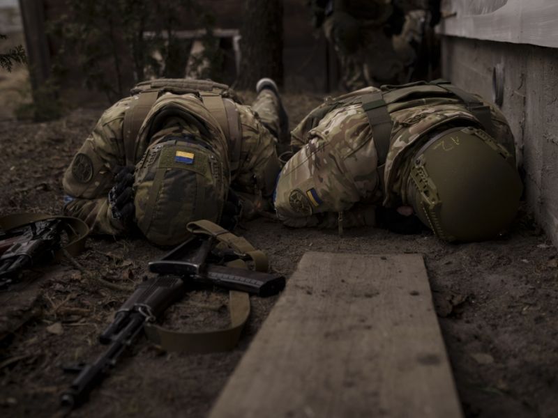 ukrainische soldaten irpin kiew artilleriebeschuss