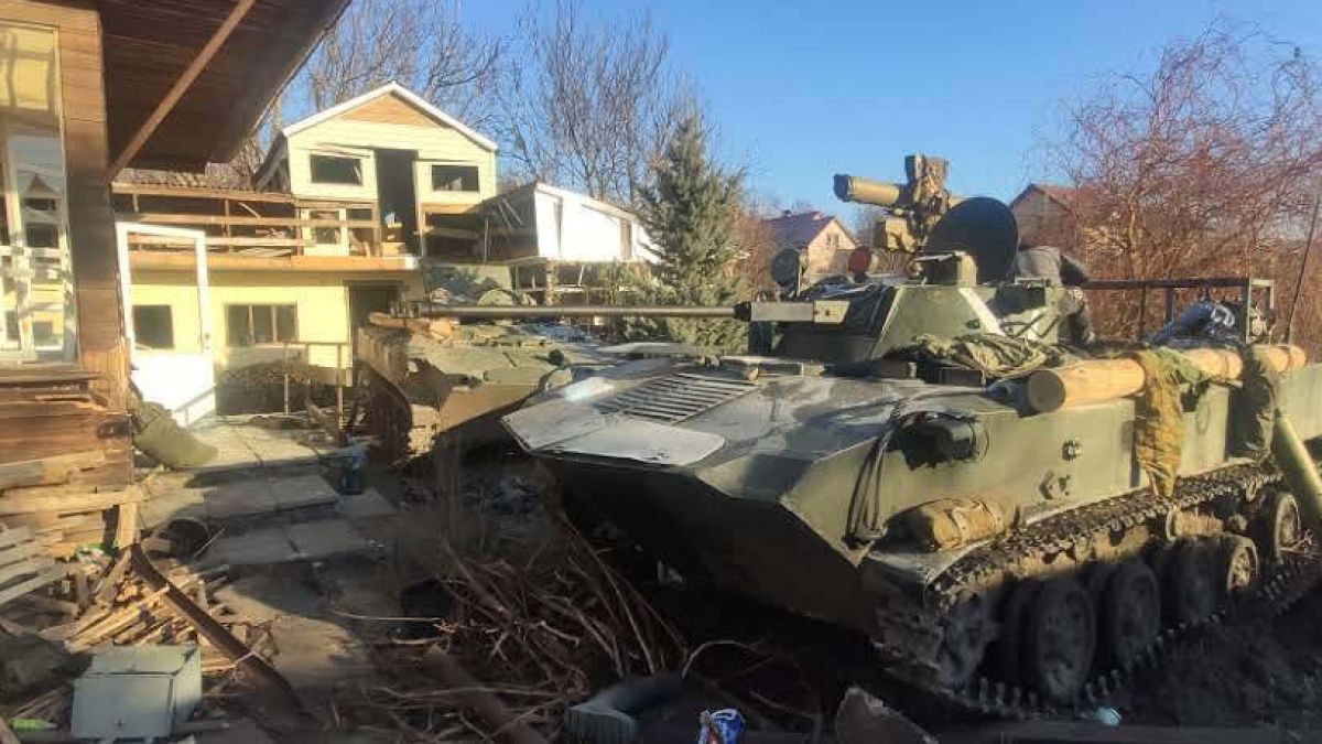 Ein Panzer der russischen Armee steht in den Trümmern eines zerstörten Hauses. (Foto)
