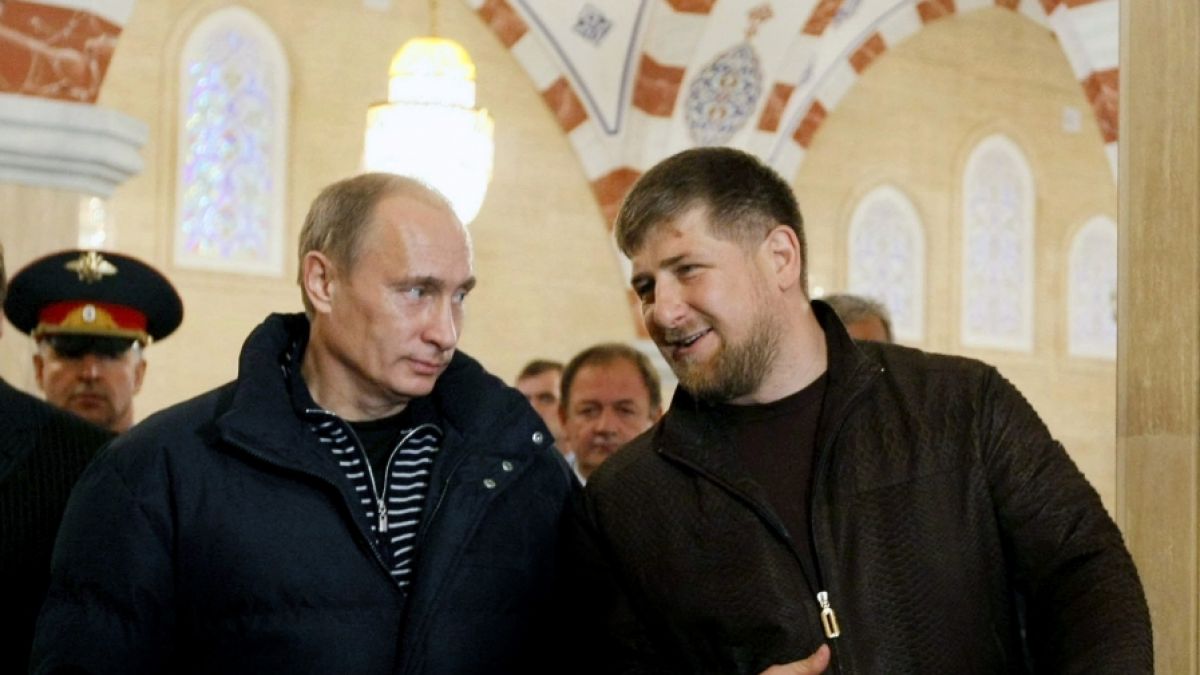 Putins "Bluthund", Ramsan Kadyrow, soll sich bereits in der Ukraine befinden. (Foto)
