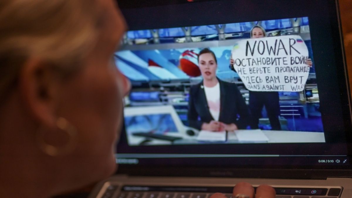 Eine Person schaut sich auf einem Monitor eine Szene aus der abendlichen Hauptnachrichtensendung im russischen Staatsfernsehen an, die auf Twitter verbreitet wurde (gestelltes Foto). (Foto)