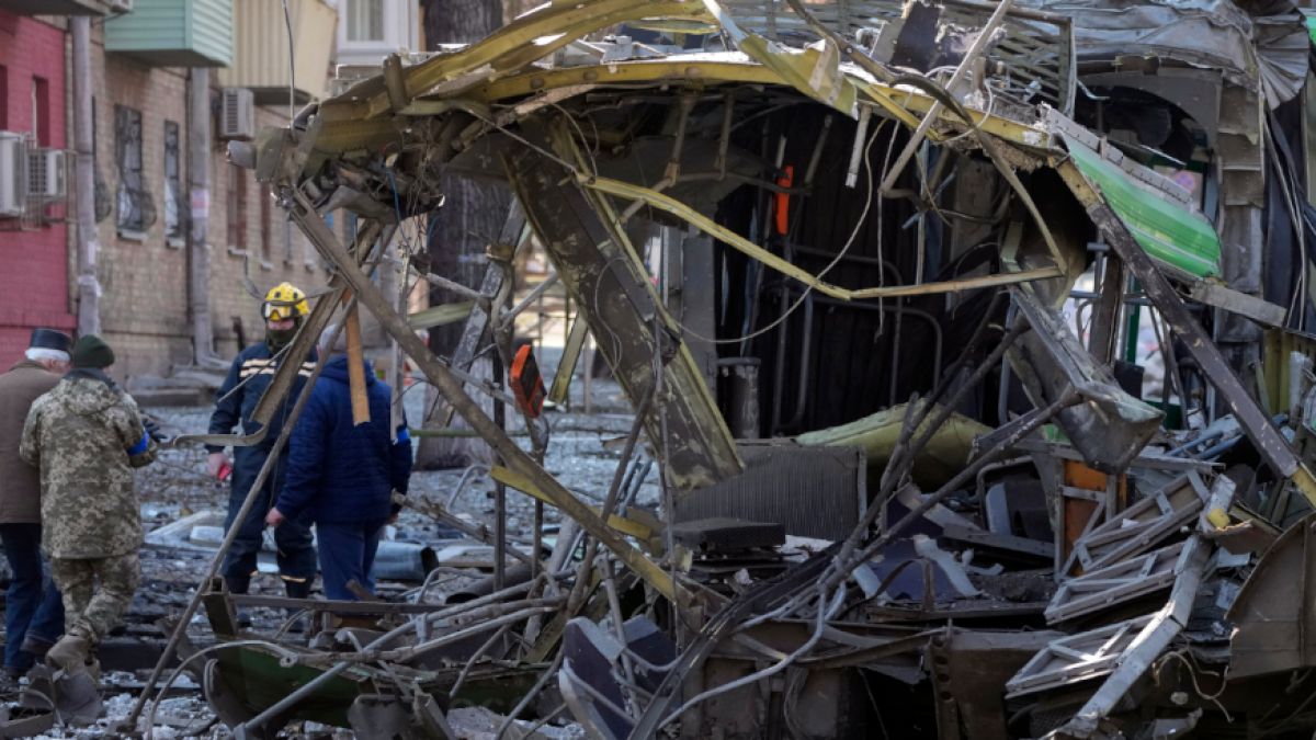 Eine Putin-Rakete hat einen Stadtbus in Kiew komplett zerstört. (Foto)