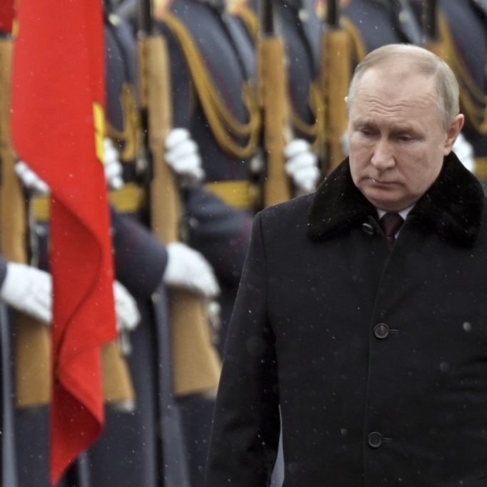 Echt besch***en! Kreml-Tyrann mit Hundekot beschmiert