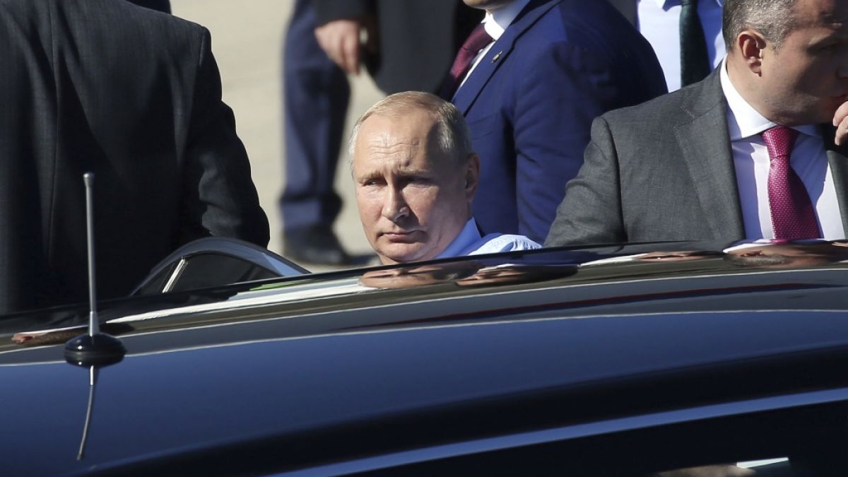 Wladimir Putin beim Einsteigen in seine kugelsichere Luxus-Limousine. (Foto)