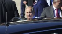 Wladimir Putin beim Einsteigen in seine kugelsichere Luxus-Limousine.