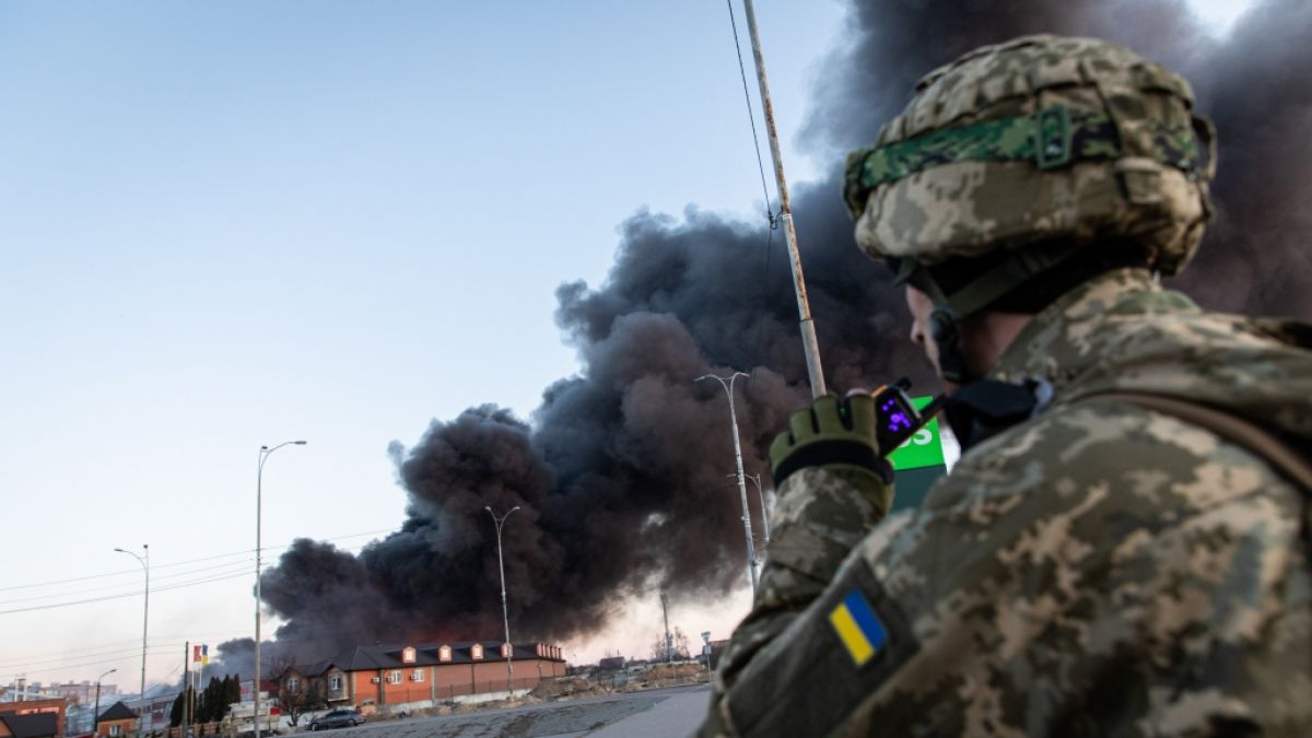 Rauch steigt nach einem Angriff über einem ehemaligen Einkaufszentrum auf, das als Waffendepot des ukrainischen Militärs benutzt worden sein soll. (Foto)