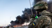 Rauch steigt nach einem Angriff über einem ehemaligen Einkaufszentrum auf, das als Waffendepot des ukrainischen Militärs benutzt worden sein soll.