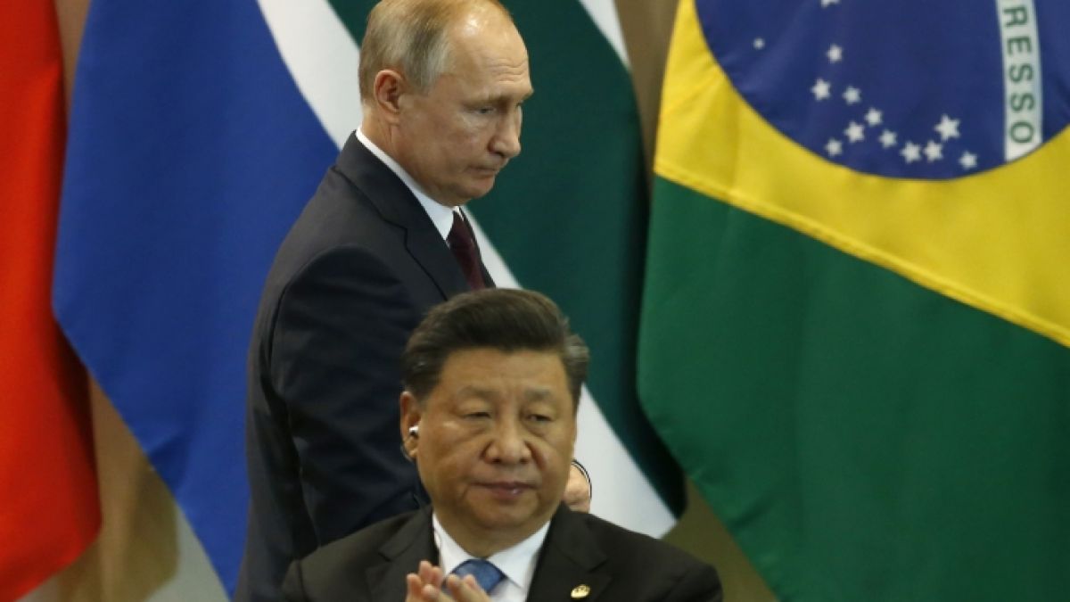 Ein Experte vermutet: Wladimir Putin (hinten) könnte abhängig von China werden. (Foto)