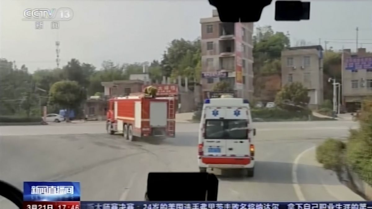 Das Videostandbild des chinesischen Fernsehsenders CCTV zeigt Rettungswagen, die zur Absturzstelle eines Flugzeugs im Kreis Tengxian in der südchinesischen autonomen Region Guangxi Zhuang fahren. (Foto)