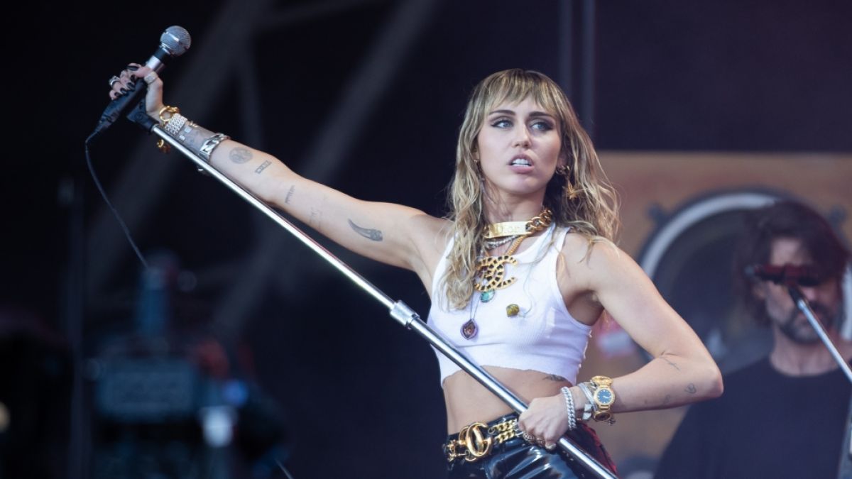 Schockschwerenot: Das Flugzeug nach Paraguay, in dem Sängerin Miley Cyrus saß, wurde bei einem schweren Unwetter vom Blitz getroffen. (Foto)