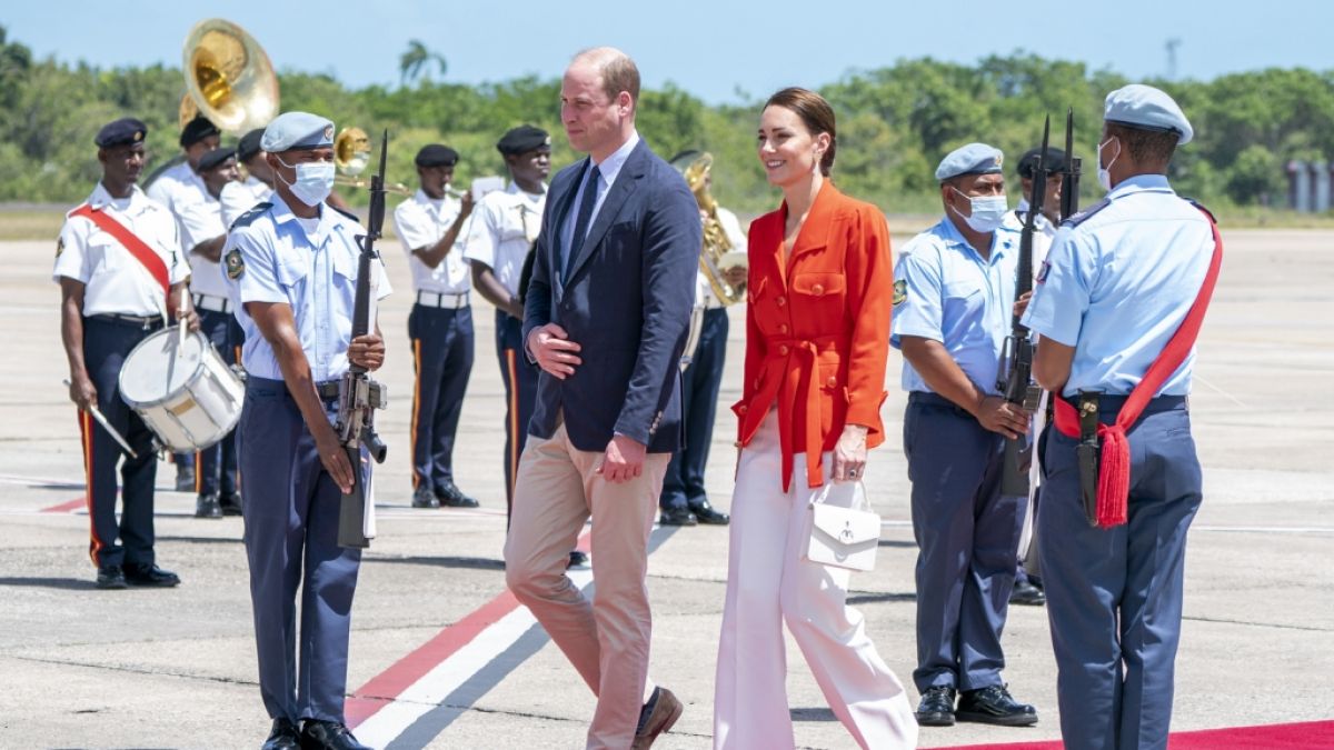 In der Karibik kann es auch frösteln: Ex-Miss World und Politikerin Lisa Hanna zeigt Herzogin Kate eiskalt, was sie von ihr hält. (Foto)