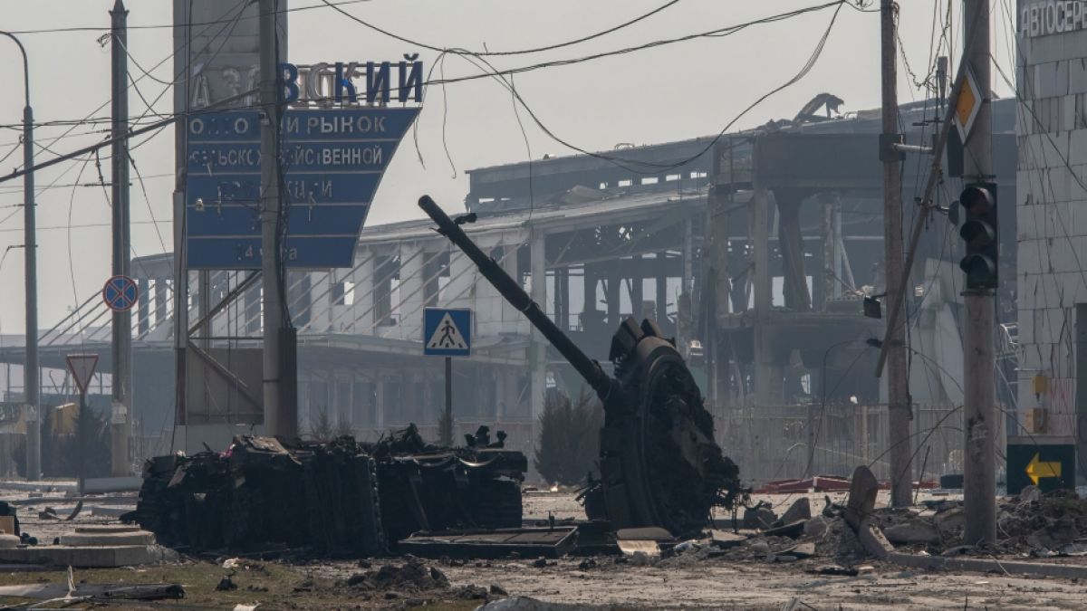 Ein zerstörter Panzer, der wahrscheinlich den russischen/pro-russischen Kräften gehört, liegt inmitten von Trümmern im Norden von Mariupol. (Foto)