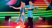 Janin Ullman und Zsolt Sándor Cseke tanzen am 25. März einen Walzer zum Silbermond-Hit 