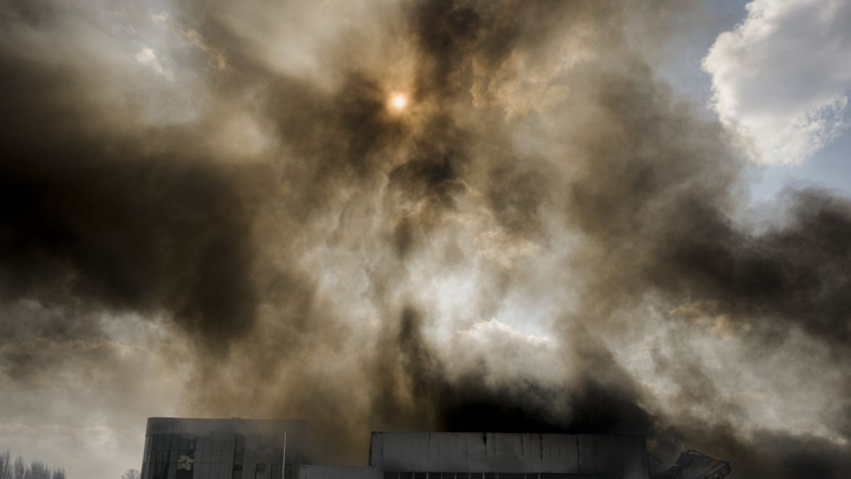 Starker Rauch steigt aus einem zerstörten Lagerhaus nach einem russischen Bombardement am Stadtrand von Kiew. (Foto)