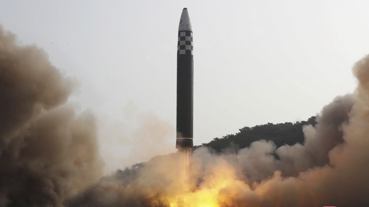 Dieses von der nordkoreanischen Regierung verbreitete Foto zeigt den mutmaßlichen Testschuss einer Interkontinentalrakete (ICBM) des Typs Hwasong-17. (Foto)