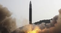 Dieses von der nordkoreanischen Regierung verbreitete Foto zeigt den mutmaßlichen Testschuss einer Interkontinentalrakete (ICBM) des Typs Hwasong-17.