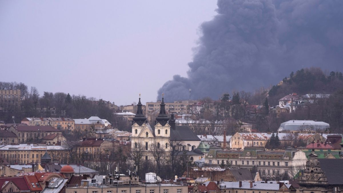 Rauch steigt in Lwiw im Westen der Ukraine auf. (Foto)