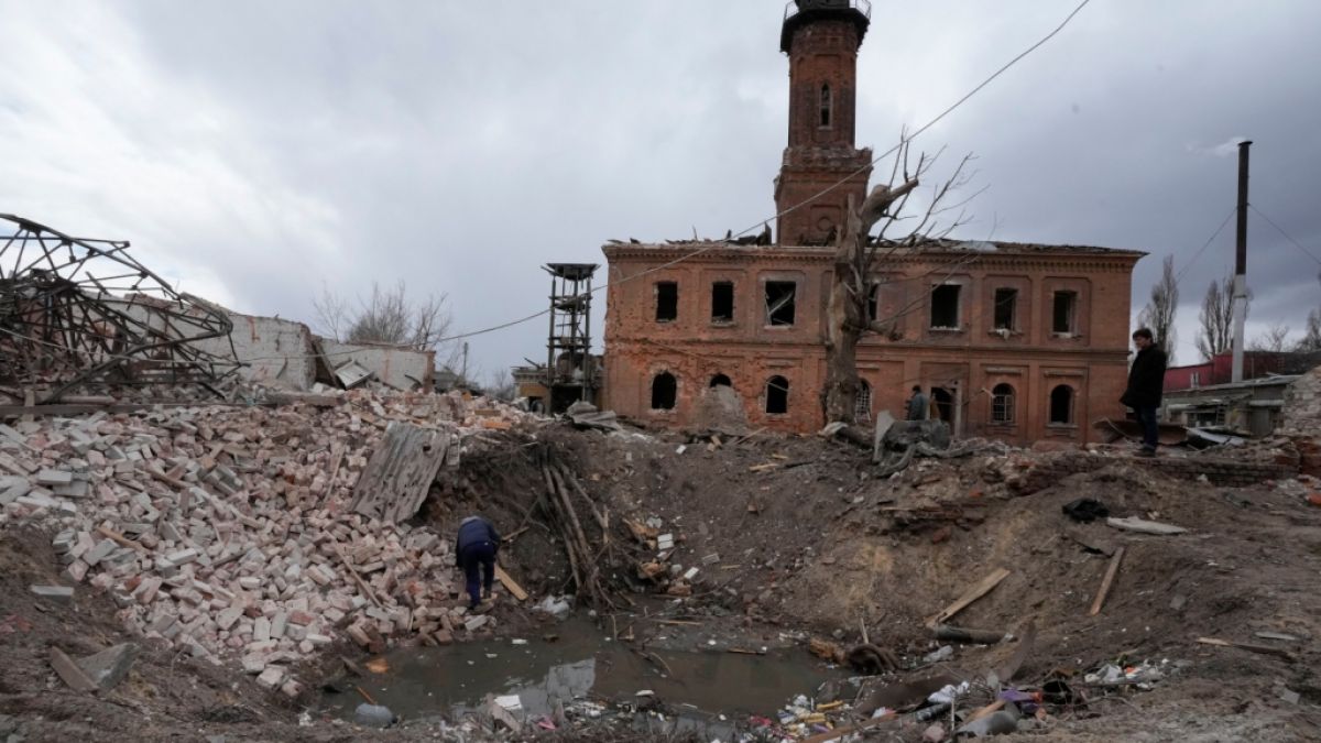 Nach heftigen Luftangriffen der russischen Armee liegt die Stadt Charkiw in Trümmern. (Foto)