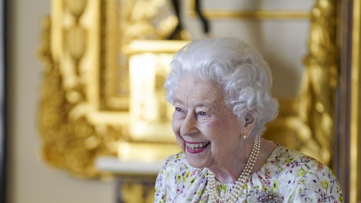 Queen Elizabeth II. bewegt sich jetzt mit einem Golfbuggy fort. (Foto)