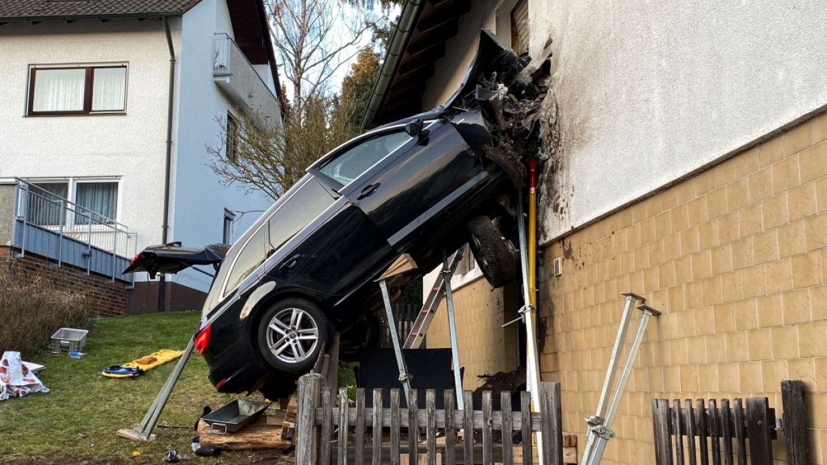 Ein 47-jähriger Mann raste im bayerischen Schwabach mit seinem Pkw in eine Hauswand und wurde dabei tödlich verletzt. (Foto)