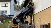 Ein 47-jähriger Mann raste im bayerischen Schwabach mit seinem Pkw in eine Hauswand und wurde dabei tödlich verletzt.
