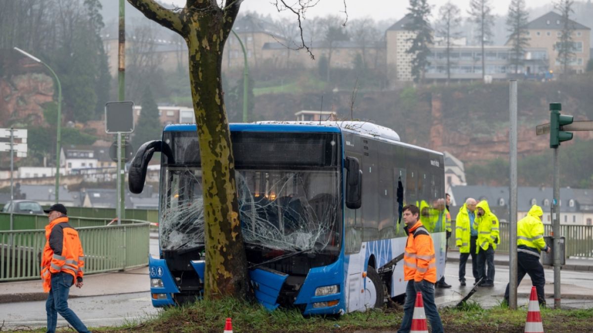 Im rheinland-pfälzischen Trier ist es zu einem schweren Schulbus-Unfall mit 15 Verletzten gekommen. (Foto)