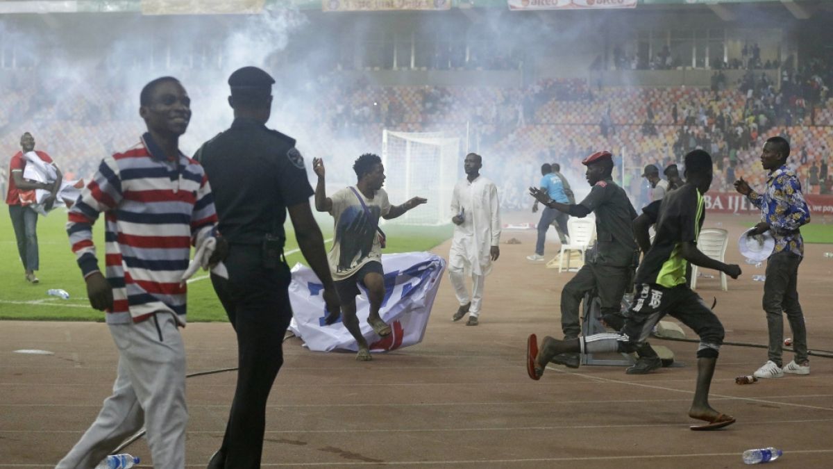 Beim WM-Qualifikationsspiel zwischen Nigeria und Ghana kam es zu Ausschreitungen und einem dramatischen Todesfall. (Foto)
