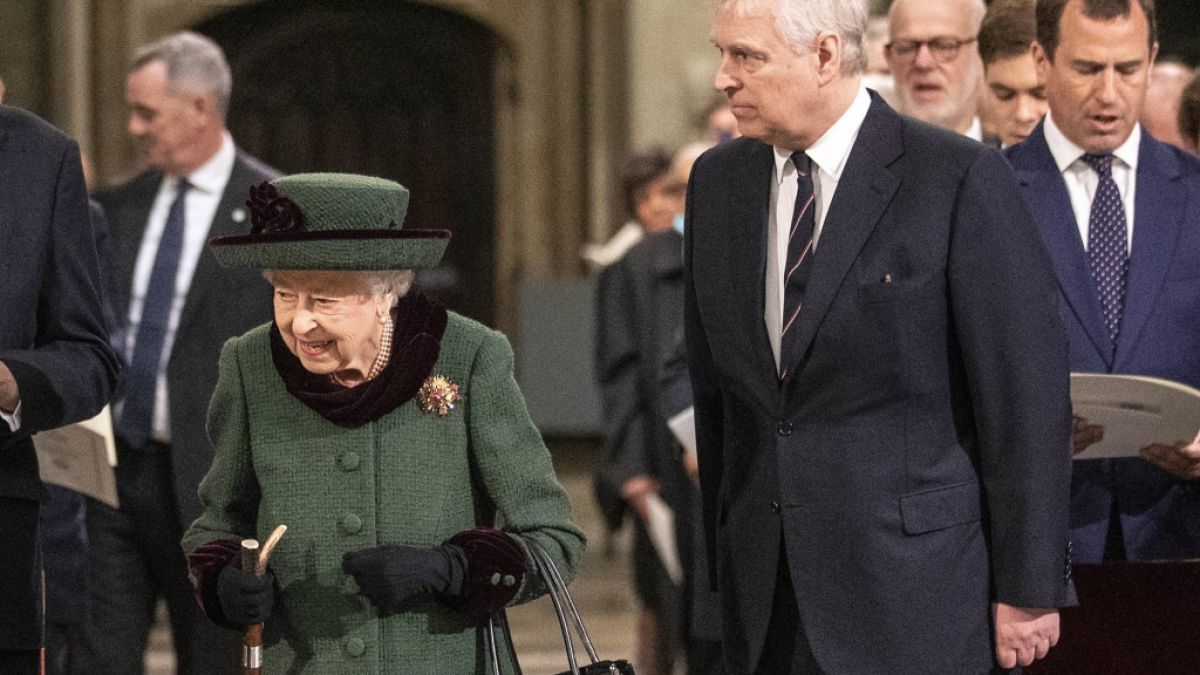 Dass Queen Elizabeth II. mit ihrem in Ungnade gefallenen Sohn Prinz Andrew zum Gedenkgottesdienst kam, sorgte hinter den Kulissen für mächtig Zoff. (Foto)