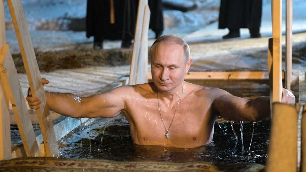 Die Aufnahme zeigt Putin im Jahr 2018 beim Eisbaden. (Foto)