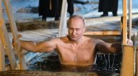 Die Aufnahme zeigt Putin im Jahr 2018 beim Eisbaden.