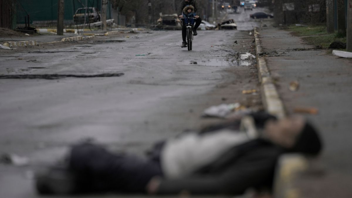 Die Straßen im Kiewer Vorort Butscha sind nach dem Abzug russischer Truppen mit den Leichen unschuldiger Zivilisten gepflastert. (Foto)