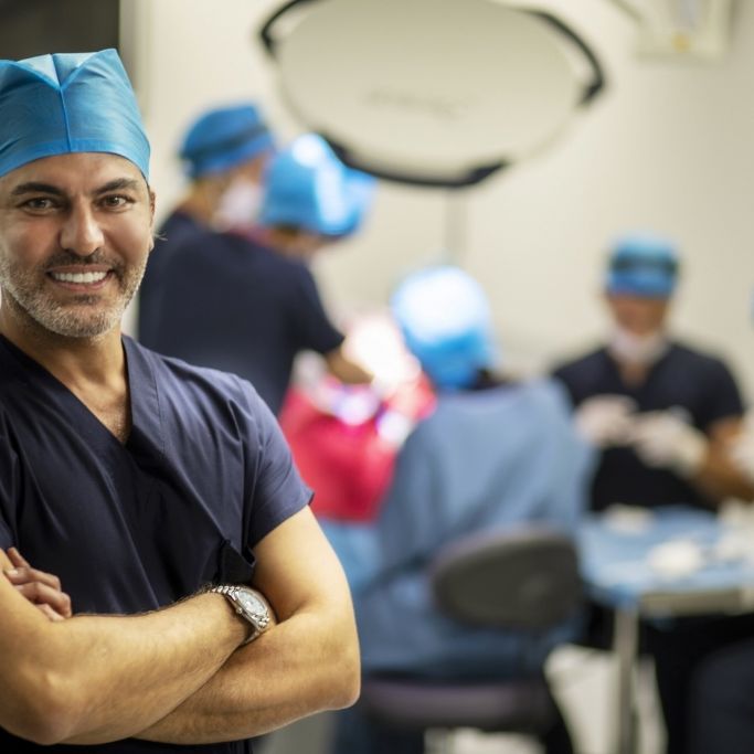 Dr. Serkan Aygin mit seinem Team in Istanbul Dr. Serkan Aygin mit seinem Team in Istanbul