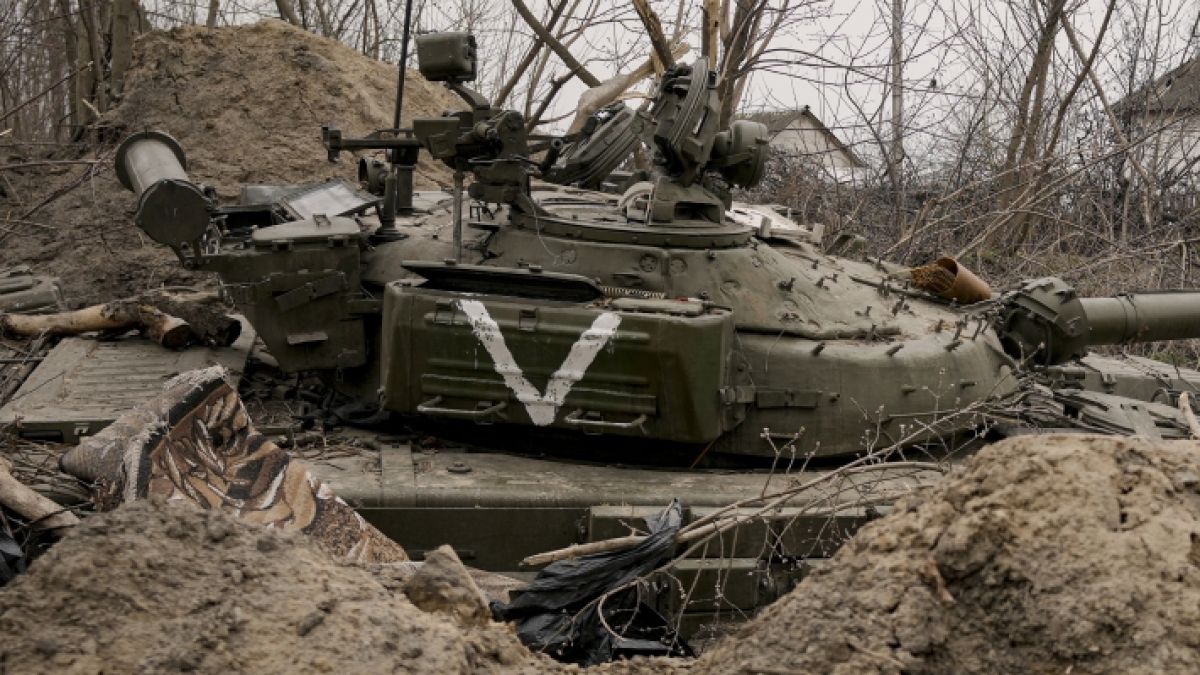 Ein russischer Panzer versank nach einem Angriff komplett im Boden (Symbolbild). (Foto)