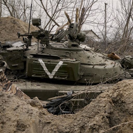 Irres Abschuss-Video! Putin-Panzer versinkt nach Treffer komplett im Boden