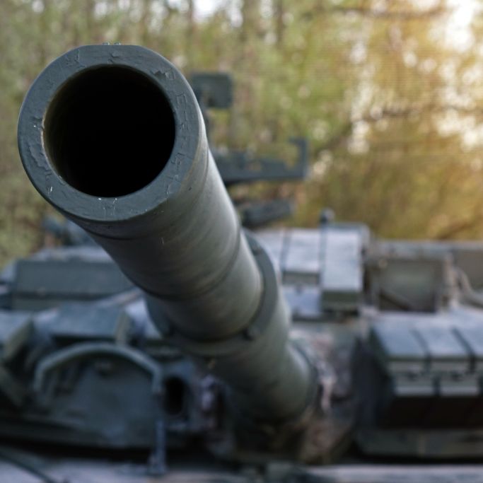 Unfassbare Aufnahmen! Einzelner Ukraine-Panzer löscht Russen-Konvoi aus