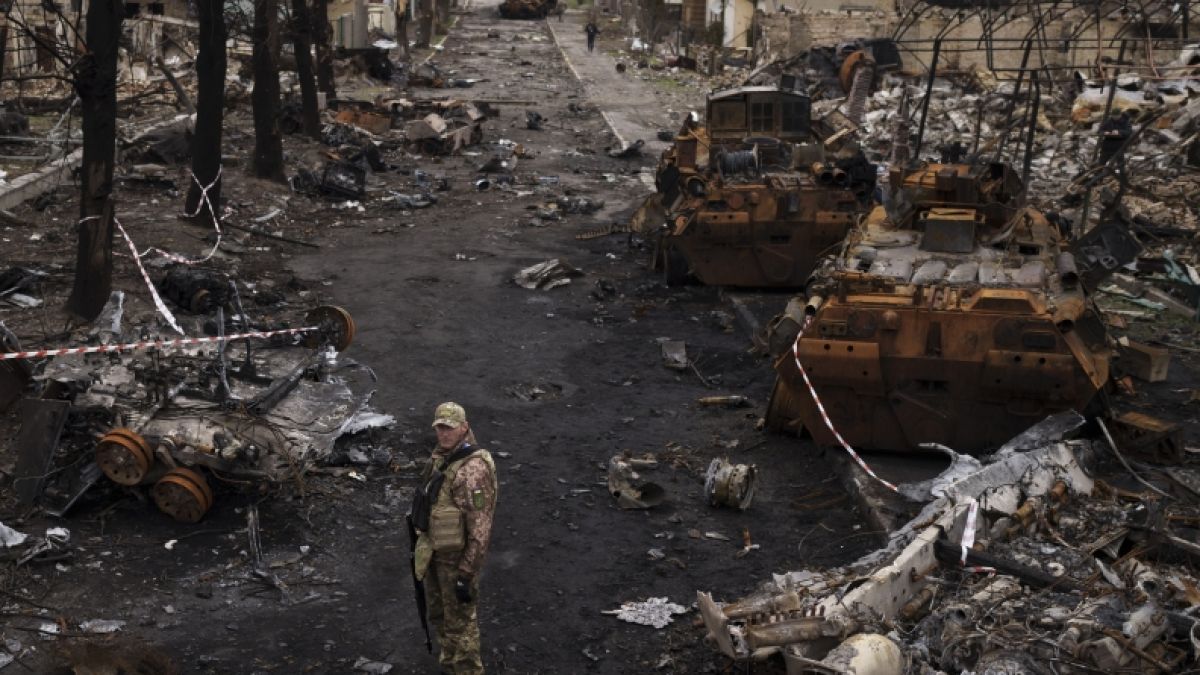 Drohnen-Aufnahmen zeigen einen komplett ausgelöschten Konvoi der Putin-Truppen. (Foto)
