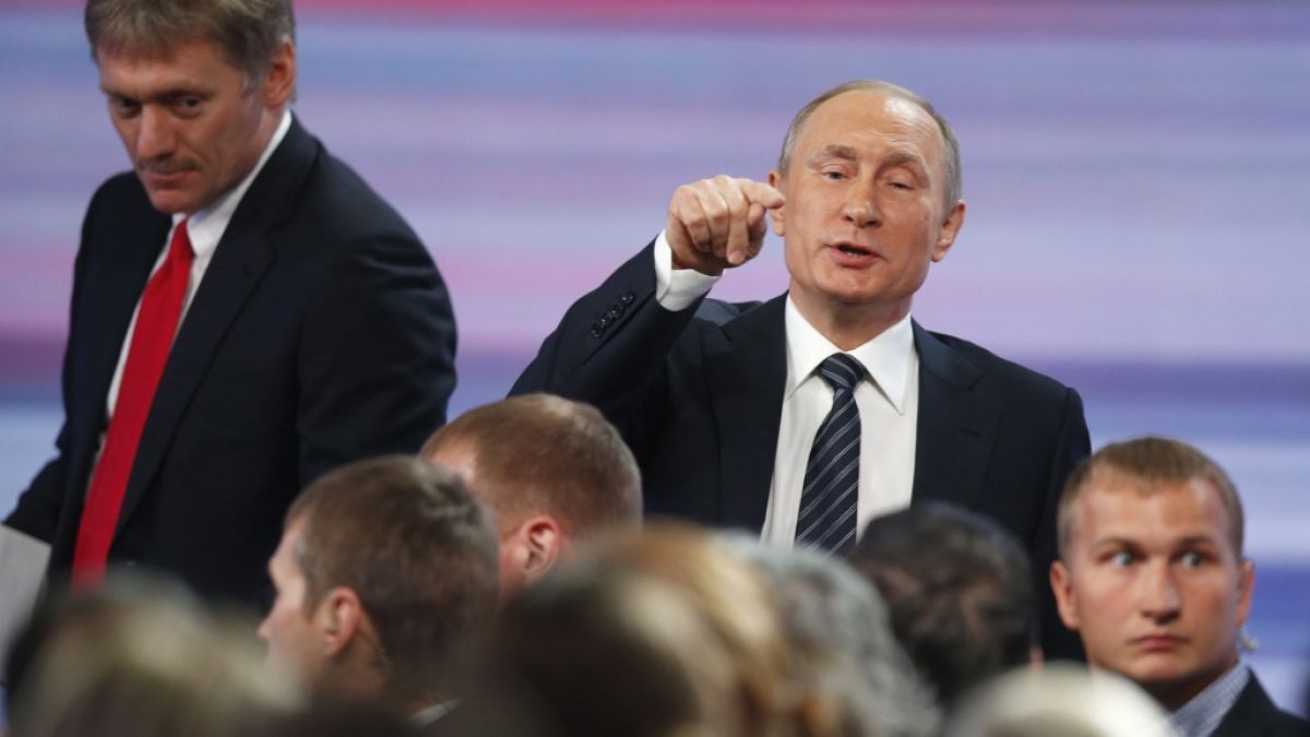 Russlands Präsident Wladimir Putin (r) und sein Kremlsprecher Dmitri Peskow (l). (Foto)