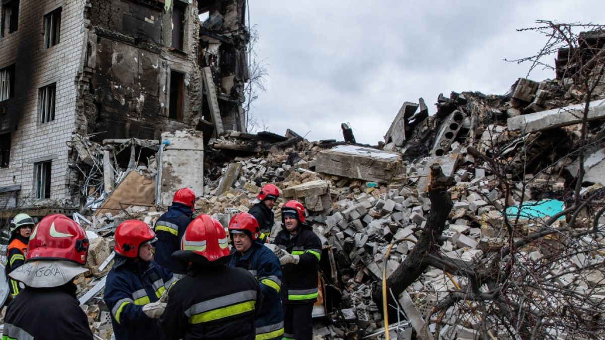 Ukrainische Feuerwehrleute suchen in den zerstörten Wohnhäusern nach Überlebenden. (Foto)