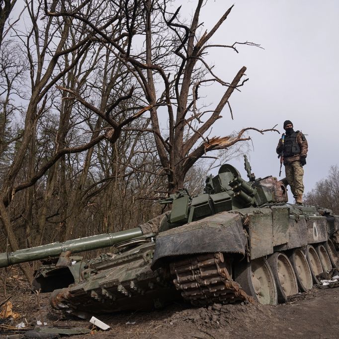 Russen-Panzer völlig zerfetzt! So gewaltig sind Putins Ukraine-Verluste