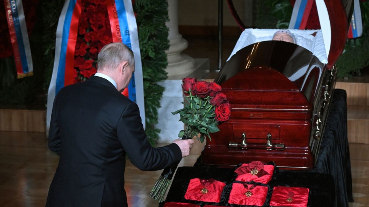 Wladimir Putin bei der Trauerfeier für Politiker Wladimir Schirinowski. (Foto)