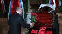 Wladimir Putin bei der Trauerfeier für Politiker Wladimir Schirinowski.