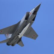 Ein Mikoyan MiG-31 Abfangjäger der russischen Luftwaffe fliegt mit einer ballistischen Luft-Boden-Rakete 