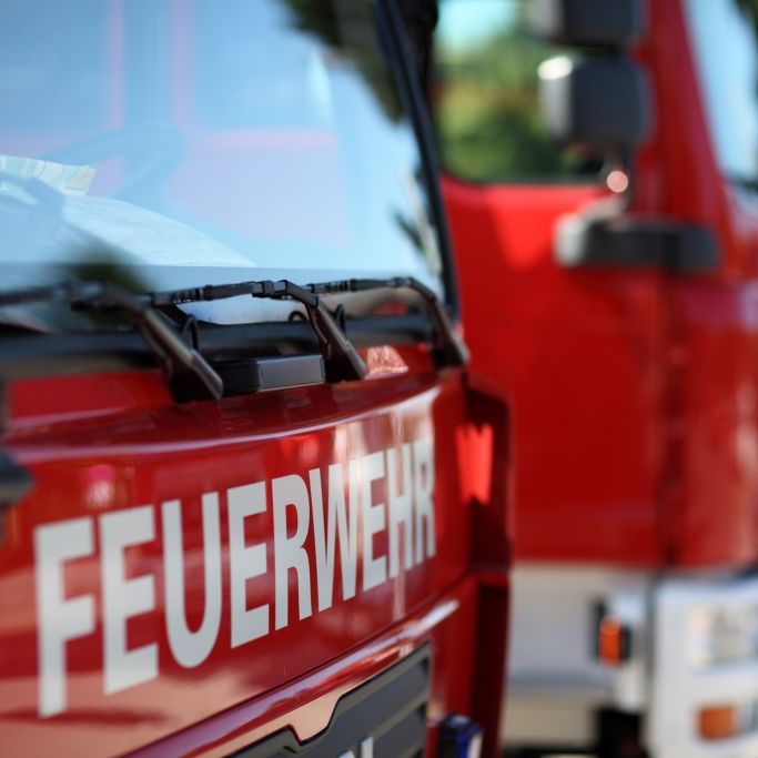 Bergisch Gladbach - Notruf missbraucht und Mobiliar vor einem Geschäft in Brand gesetzt