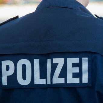 Mainz - Neustadt Mann verursacht Loch in Wohnungstür