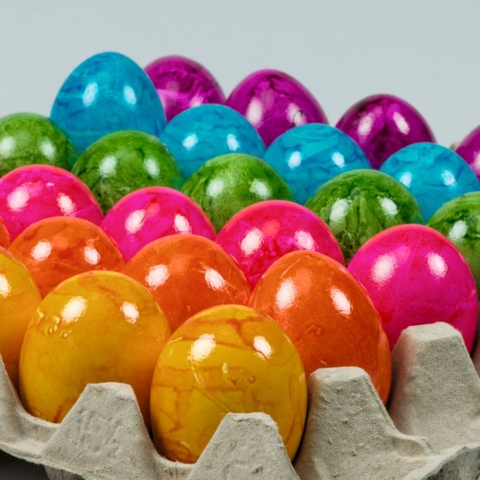 Keimschleuder? Wie bedenklich sind gefärbte Supermarkt-Eier wirklich?