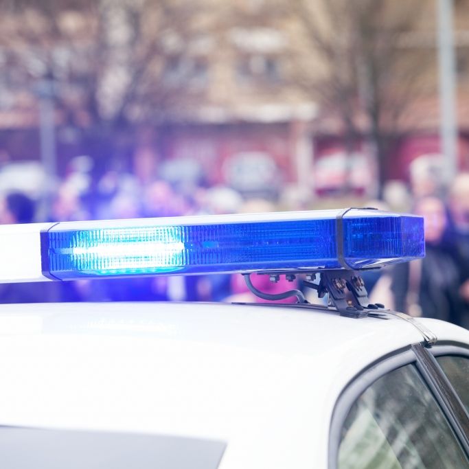 Oberbilk - Öffentlichkeitsfahndung - Schwerer Raub mit Schusswaffe - 65-Jährige in ihrem Hausflur überfallen - Polizei fahndet mit Phantombild nach Täter