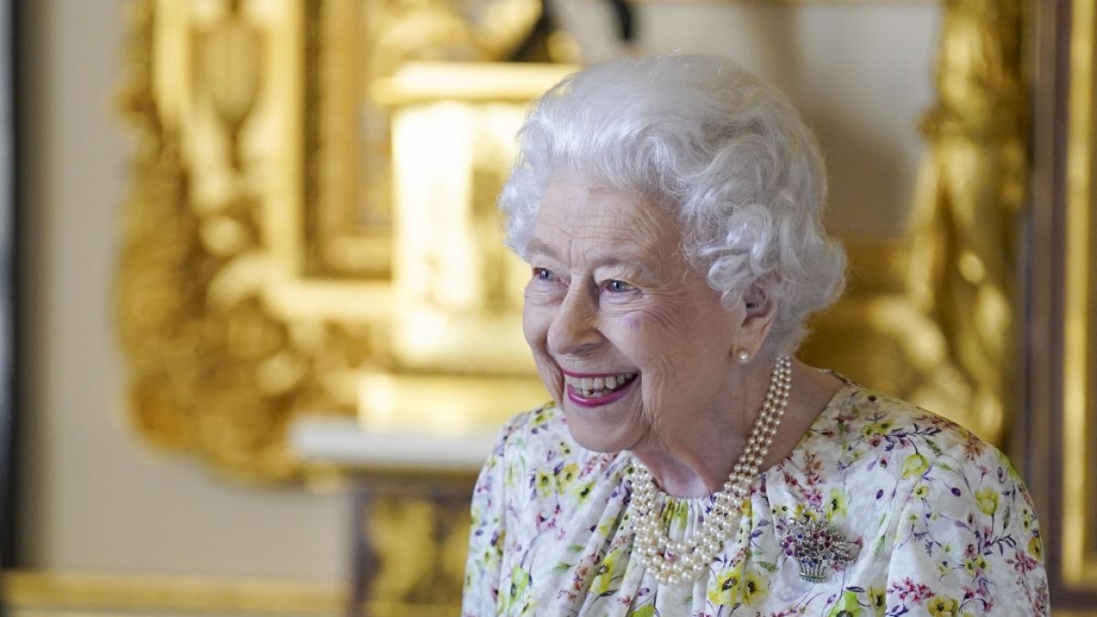 Queen Elizabeth II. lächelt tapfer - doch gesundheitliche Probleme könnten der Monarchin die Teilnahme an ihrer eigenen Thronjubiläumsfeier vergällen. (Foto)