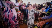 Außenministerin Annalena Baerbock trägt bei einem Landwirtschaftsprojekt in Ouallam in Niger Melonen auf den Schultern.