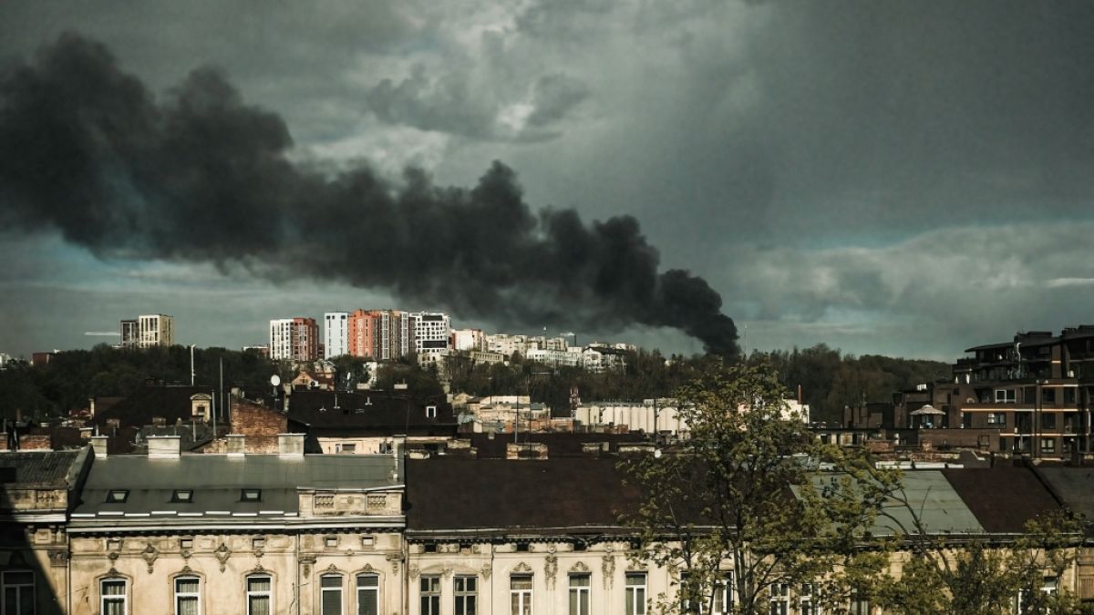 Rauch steigt am Horizont auf. Bei Raketenangriffen auf Lwiw (Lemberg) sind nach dortigen Behördenangaben mehrere Menschen getötet worden. (Foto)
