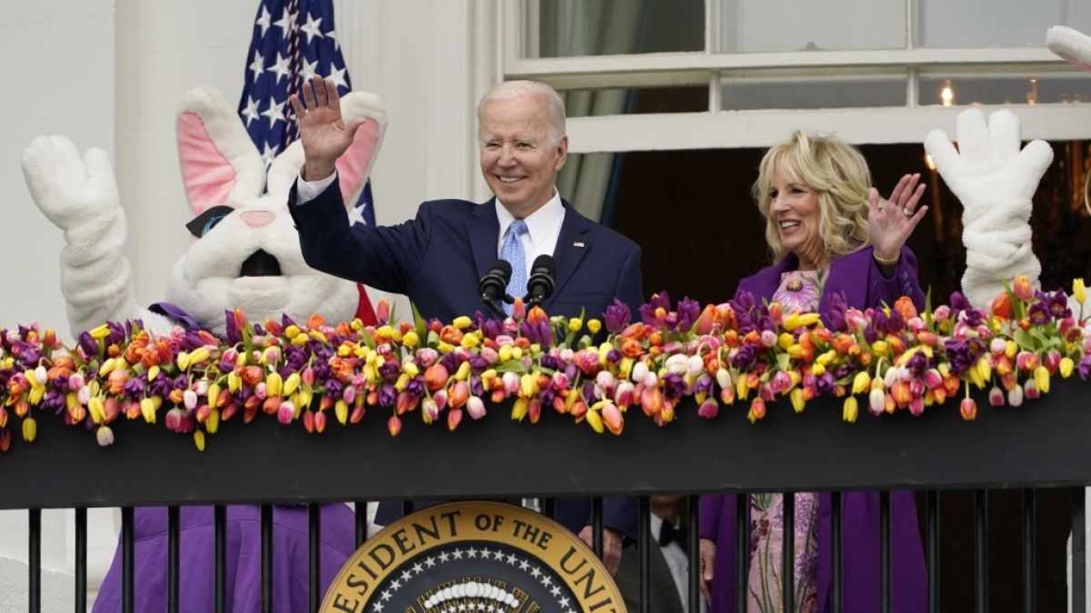 Joe Biden wurde im Garten vom Weißen Haus vom Osterhasen streng kontrolliert und schließlich abgeführt. (Foto)