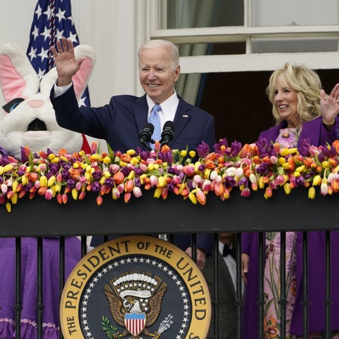 Bizarre Szene im Weißen Haus gefilmt! Osterhase führt Joe Biden ab